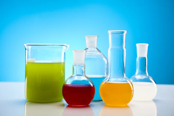 Laboratorní baňky s tekutinami různých barev — Stock fotografie