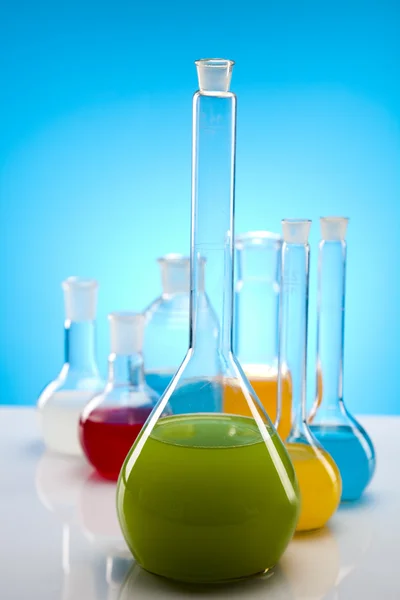 다양 한 색상의 체액과 실험실 플라스 크 — 스톡 사진