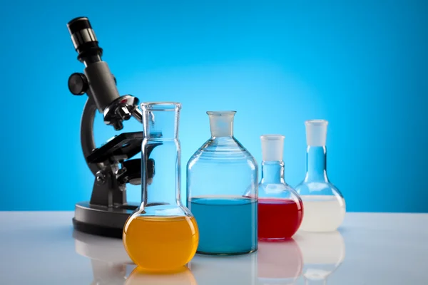Laboratorium kolven met vloeistoffen van verschillende kleuren — Stockfoto