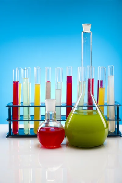 Palloni da laboratorio con fluidi di diversi colori — Foto Stock