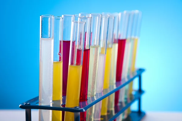다양 한 색상의 체액과 실험실 플라스 크 — 스톡 사진