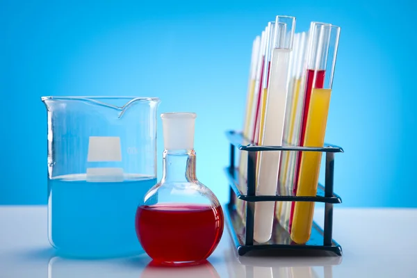 Frascos de laboratorio con fluidos de diferentes colores —  Fotos de Stock