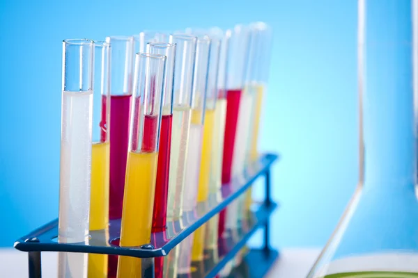 Laboratorní sklo obsahující barevné kapalina — Stock fotografie