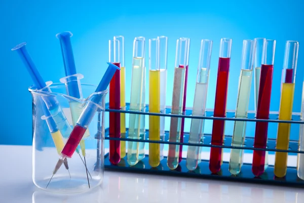 Laboratorium kolven met vloeibare kleur — Stockfoto