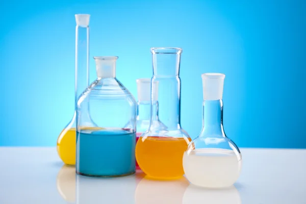 Vidros de laboratório contendo líquido colorido — Fotografia de Stock