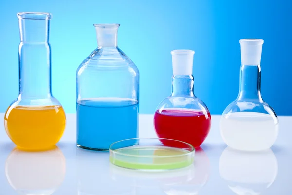 Laboratory flasks containing liquid color — Stock Photo, Image