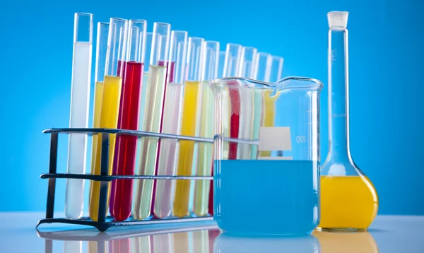 Artículos de vidrio de laboratorio que contienen líquido colorido — Foto de Stock