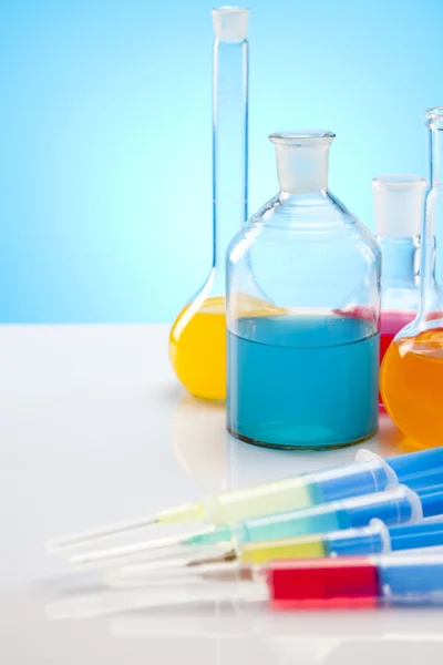Laboratorní baňky obsahující tekuté barvy — Stock fotografie