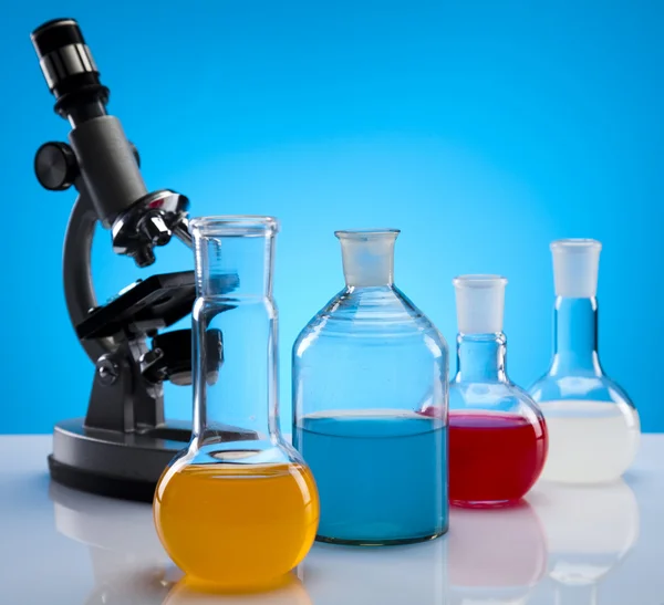 Folyékony színt tartalmazó laboratóriumi lombikok — Stock Fotó