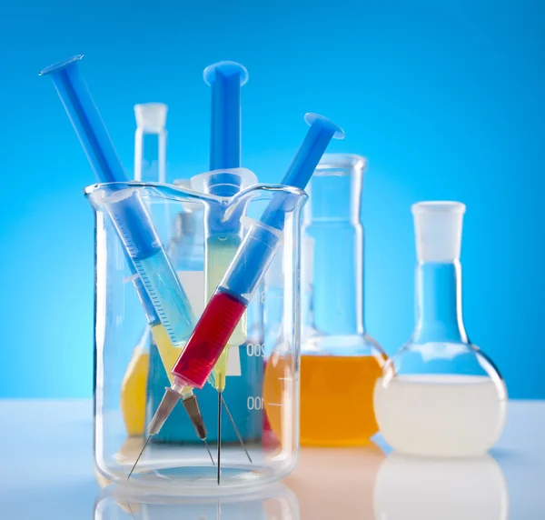 Frascos de laboratorio que contienen color líquido — Foto de Stock