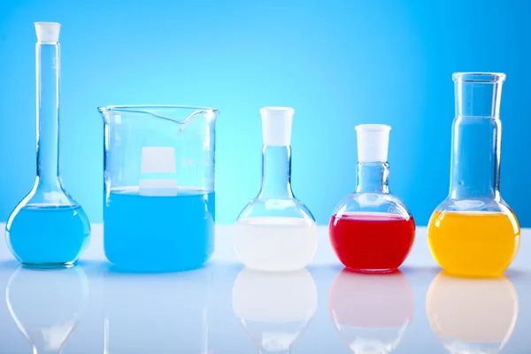 Laboratoryjne zawierające kolorowe cieczy — Zdjęcie stockowe