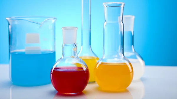 Лабораторные колбы, содержащие жидкий цвет — стоковое фото