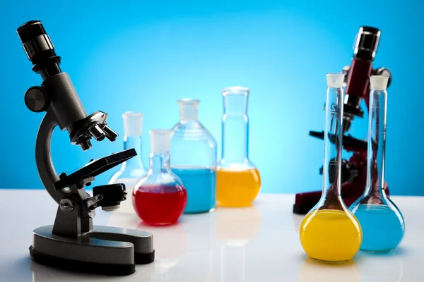 Laboratorieartiklar av glas som innehåller färgglada vätska — Stockfoto