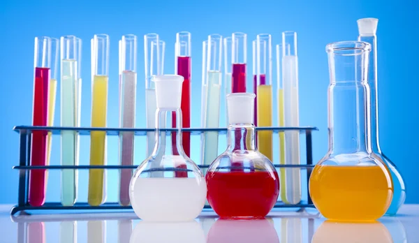 Laboratoryjne kolby zawierające płyn kolor — Zdjęcie stockowe