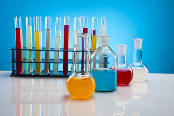 Flacons de laboratoire contenant de la couleur liquide — Photo