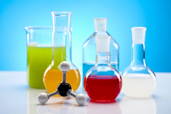 Laboratoriumglaswerk met kleurrijke vloeistof — Stockfoto