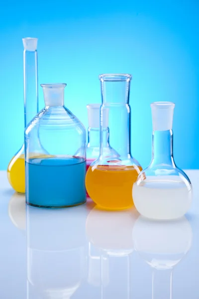 Laboratoryjne kolby zawierające płyn kolor — Zdjęcie stockowe