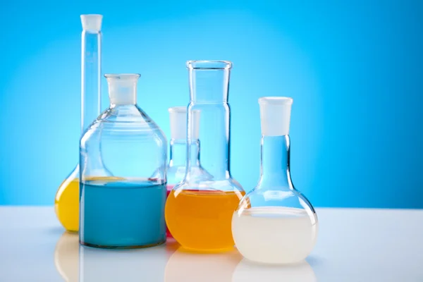 Artículos de vidrio de laboratorio que contienen líquido colorido —  Fotos de Stock