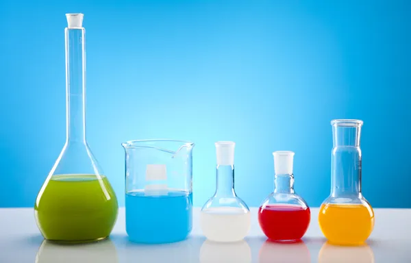 Laboratuvar şişe sıvı rengi içeren — Stok fotoğraf