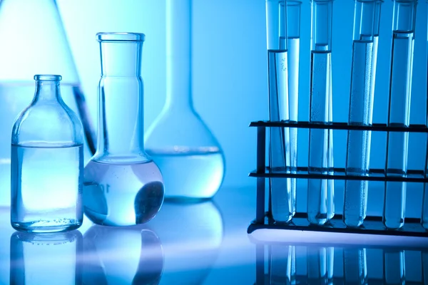 Химическое оборудование, лабораторное стекло — стоковое фото