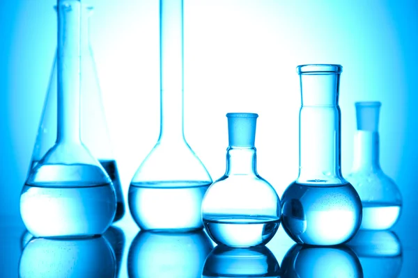 Equipamento de química, artigos de vidro de laboratório — Fotografia de Stock