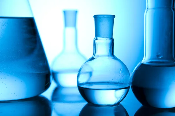 Blauwe chemie flesjes — Stockfoto
