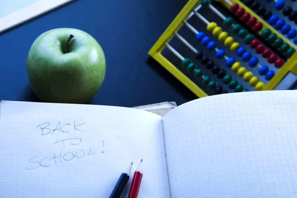 Jabłko, koncepcja szkoły — Zdjęcie stockowe