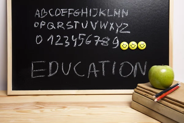 Alphabet et lettres sur un tableau noir d'école — Photo