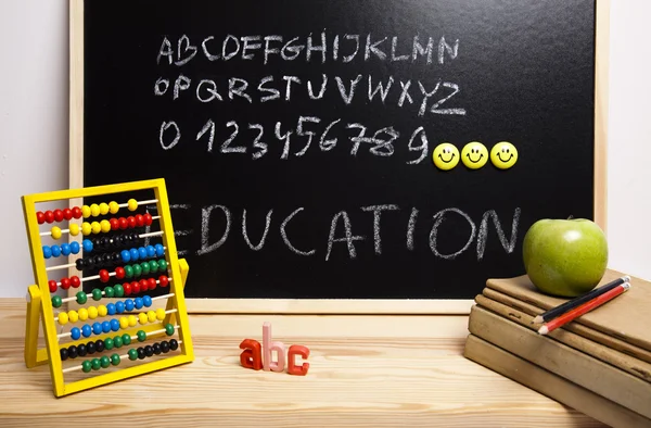 Алфавит и буквы на школьной доске — стоковое фото