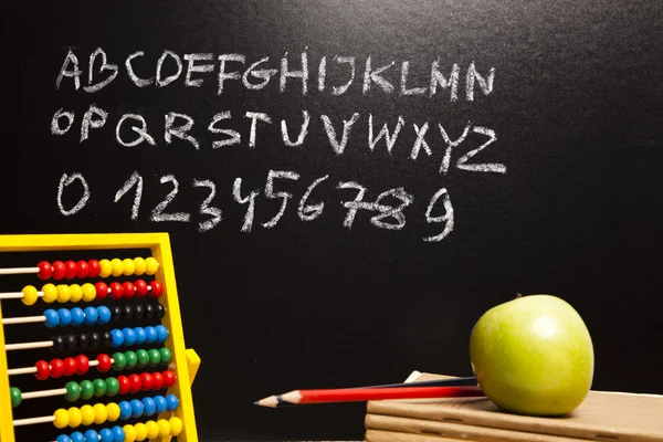 Alfabeto y letras en una pizarra escolar — Foto de Stock