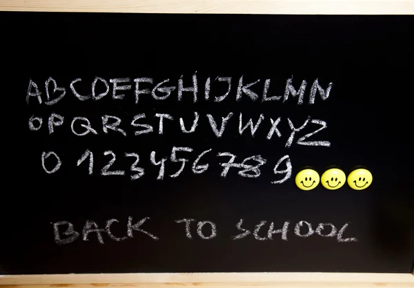 Alfabeto e letras em um quadro negro da escola — Fotografia de Stock