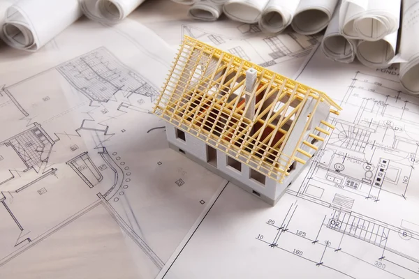 Архітектурна модель та плани — стокове фото