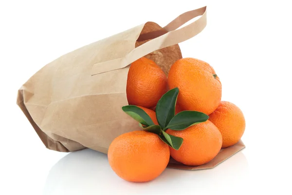 Мандаринские апельсины в мешке — стоковое фото