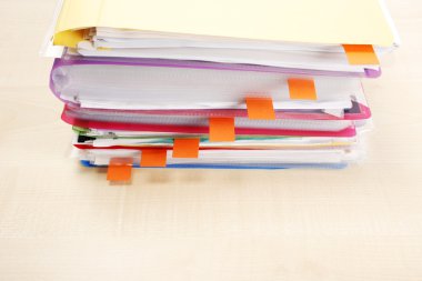 birçok dosya ve yapışkan notlar