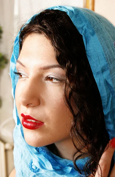 Vrouw met sjaal — Stockfoto