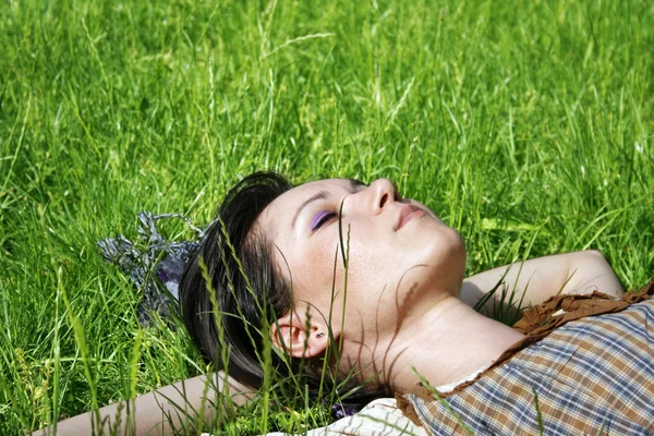 Žena leží na trávě v parku — Stock fotografie