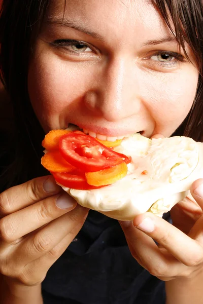 महिला एक स्वस्थ सैंडविच खाने — स्टॉक फ़ोटो, इमेज