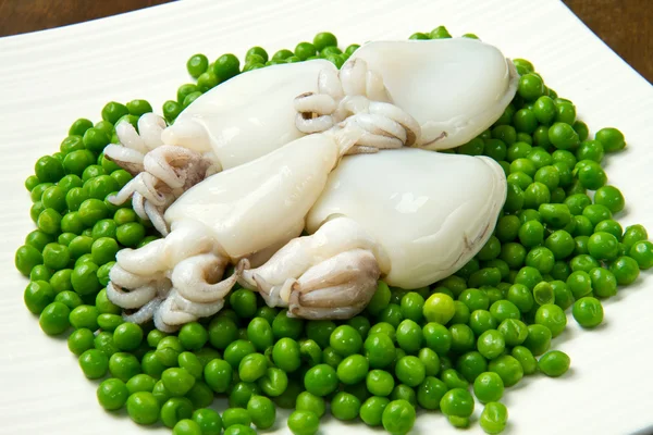 Fresh cuttlefish with peas — Stock Photo, Image