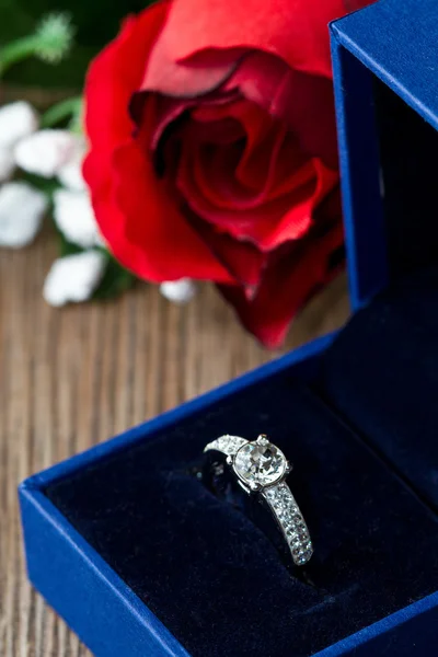 Бриллиантовое кольцо — стоковое фото