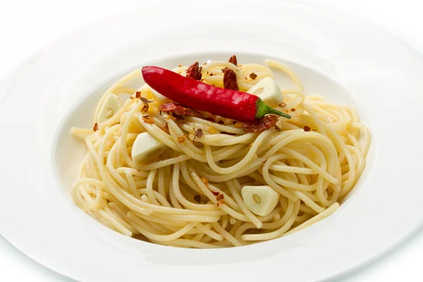 Pasta vitlök olivolja och röd chili peppar — Stockfoto