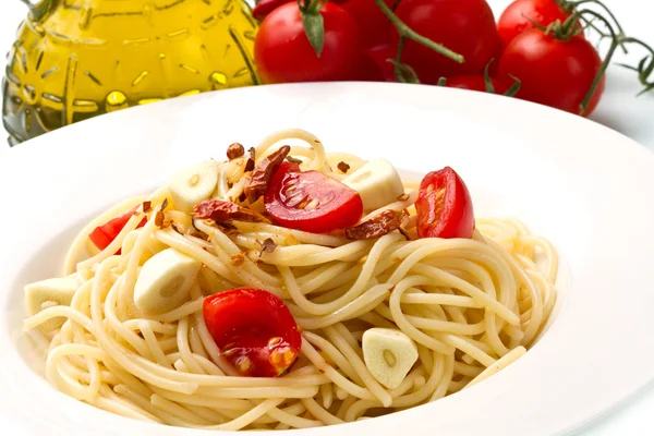 Těstoviny česnek olivový olej a červené chili pepper — Stock fotografie