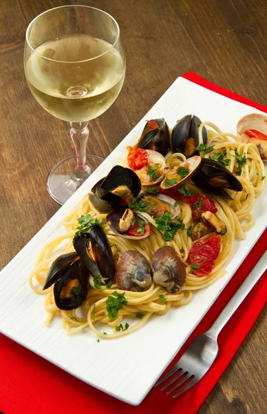 A plate of seafood pasta — Stock Photo, Image