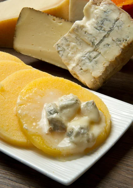 チーズとポレンタ — ストック写真