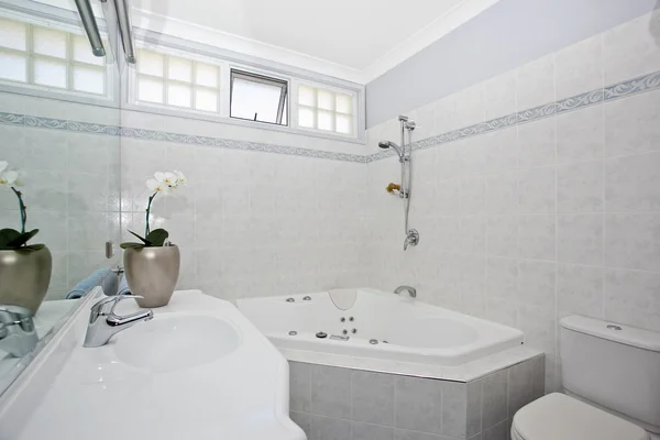 Banho moderno elegante — Fotografia de Stock