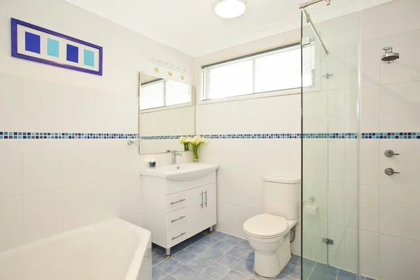 Stilvolles modernes Badezimmer Stockbild