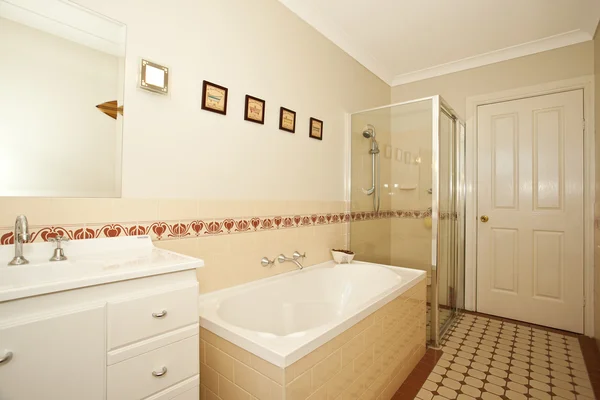 Salle de bain moderne élégante Image En Vente