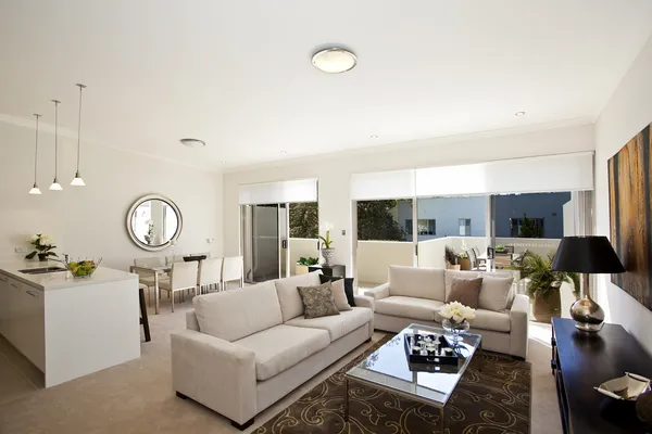 Woonkamer met gezellige open haard en leren bank — stockfoto ... Gezellige woonkamer living rooms