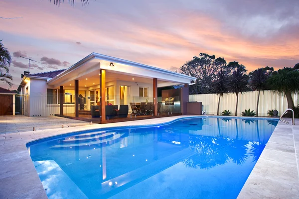 Spokojny basen w luksusowej nieruchomości — Zdjęcie stockowe