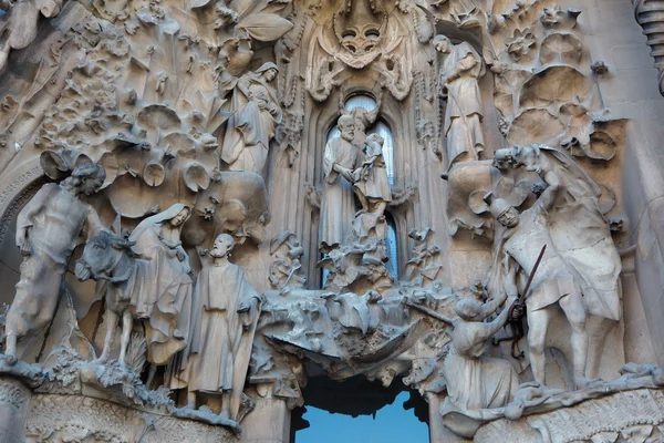 Sculptuur in de buitenkant van de kathedraal — Stockfoto