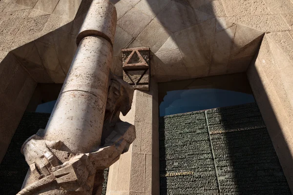 Escultura no exterior da catedral — Fotografia de Stock
